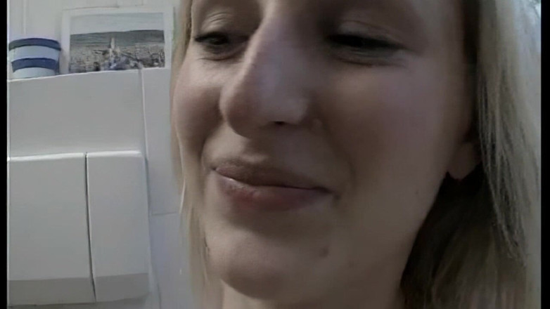 Vintage Fetish: Gagica blondă stropește lapte în timp ce se cu degetul până...