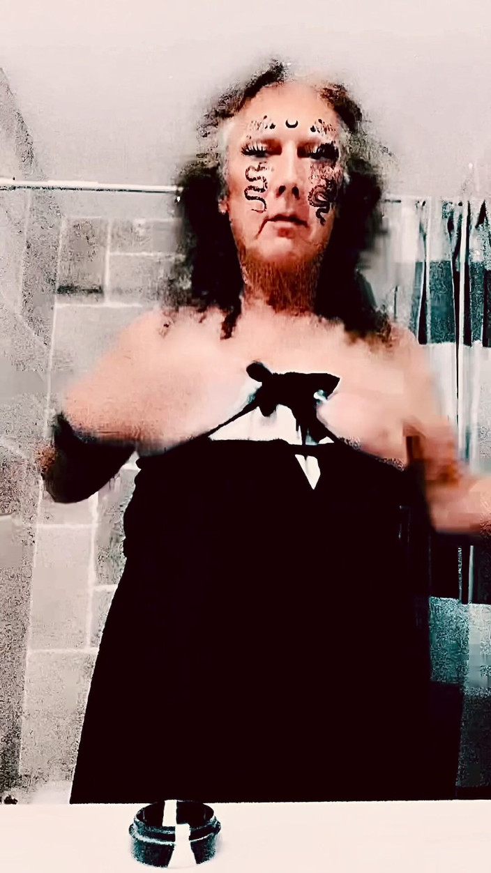 Kellie Kumcatcher: Kellie Kumcatcher tenta a cadeira de arreios