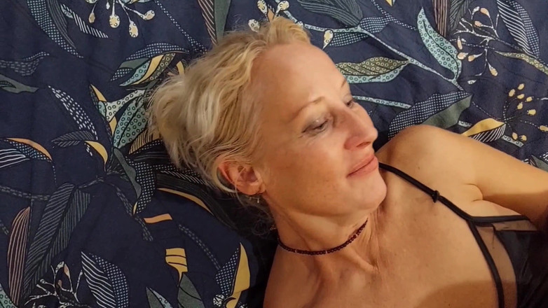 Selena701: Аматорська блондинка-доросла дружина насолоджується цим у білизні