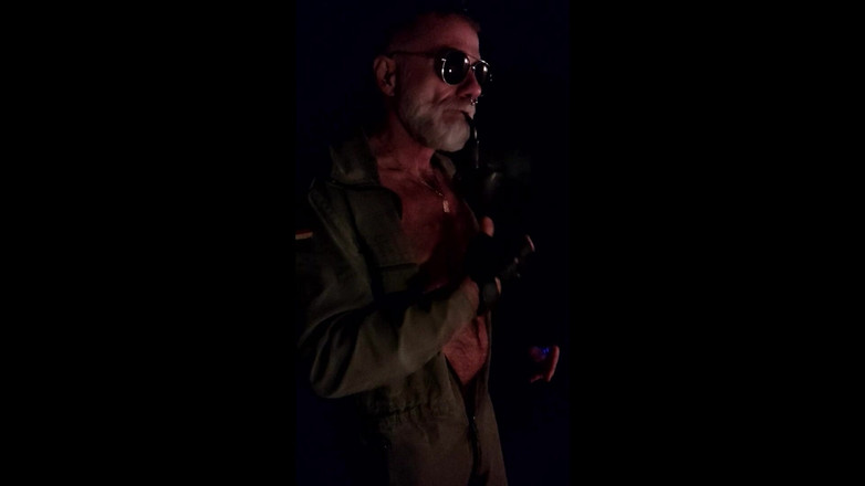 MusclesCigarsFFPig: एक पिता अपने निपल्स के साथ खेल रहा है और एक मैकेनिक के सूट में अपना पाइप धूम्रपान कर रहा है