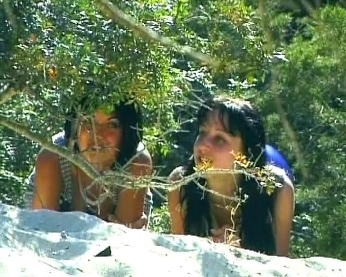 Hardcore German Club: Sora vitregă germană obraznică se distrează în aer liber la plajă