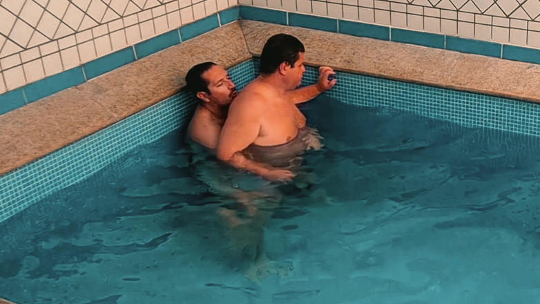 Punchbagplz: Pool-kampf: Bär mollig gegen jobber - nackt