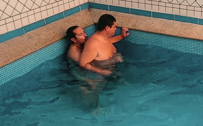 Combat and fetish: Luta na piscina: Bear Chubby vs Jobber - nua