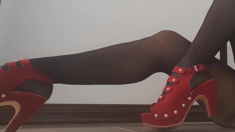 6-movies: Shoe, leg and ass teasing in stockings