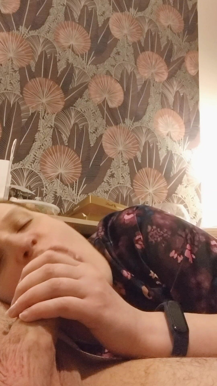 Titi77: 她在自拍中吮吸并涂抹年轻爱人的