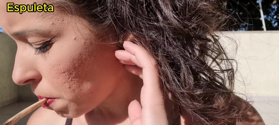 Espuleta Maia: Palenie z jej piersi na zewnątrz