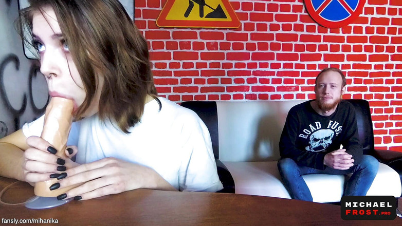 Michael Frost Pro: जबकि लड़का दूर है वह अपने सबसे अच्छे दोस्त से चूसना सीखती है