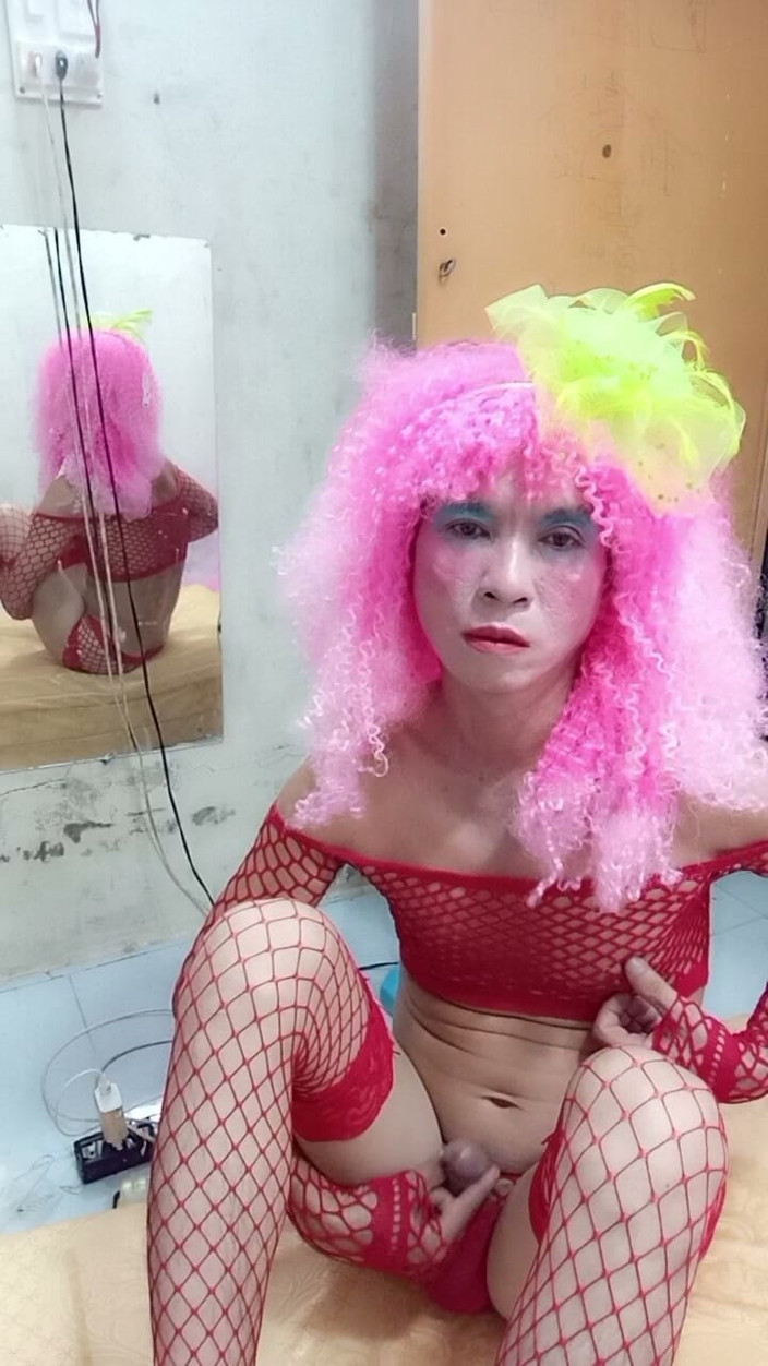 nguyen dang thien tri: Oanh le transgénero vistiendo lencería sexy jugando con un lazo...