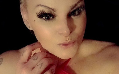 SophiaRose00: Гаряча блондинка сквіртує на камеру