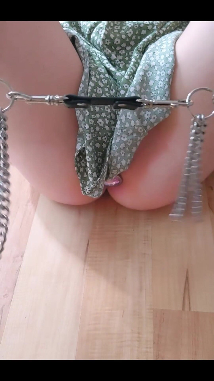 Lilux69: Menottes de cheville, plug anal et éjaculation... J’ai l’air belle sur...