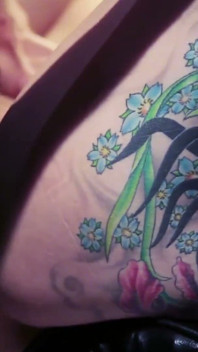 Un tatuaggio succoso su quel suo grosso culo era come un bersaglio anale