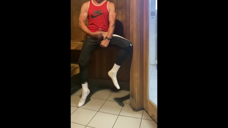 JockDad87: Dilf jockdad87 ist wieder in der sauna geil!