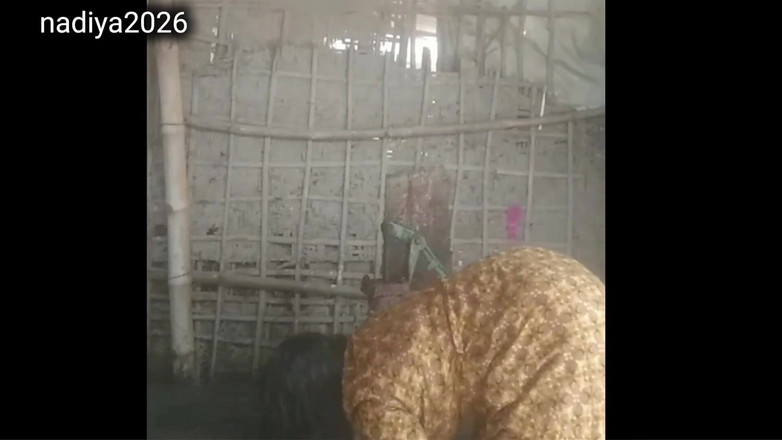 nadiya2026: Moje nevlastní matka se rozsvítí, když ji sleduji ve sprše.