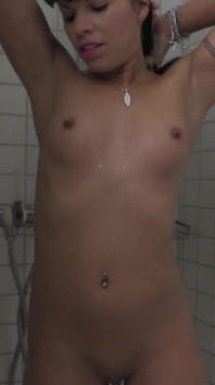Amanda under the shower masturbates