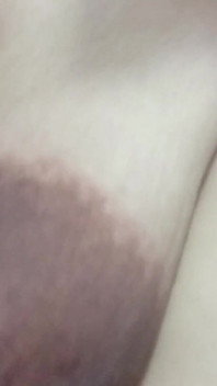 MILF gordinha se masturba no chuveiro