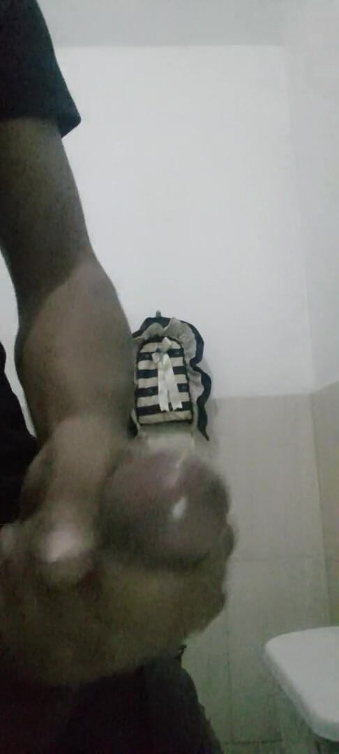Latin sex 33: Masturbation in the bathroom while you work