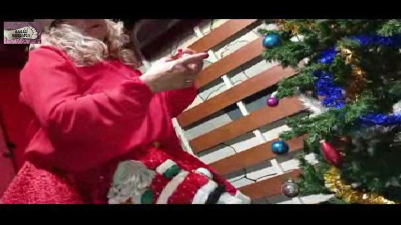 Casal Gresopio Feet: Picioarele mamei vitrege de Crăciun în timp ce călărește pomul de...