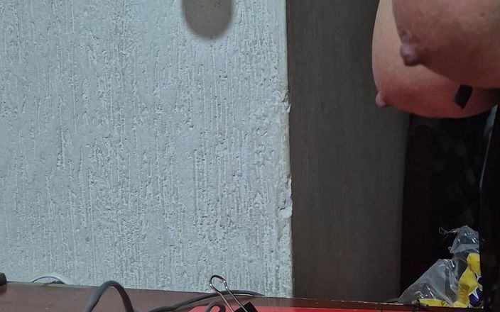 Submissive Susanna: Novo experimento com paus afiados. Meus peitos vão realmente gostar.
