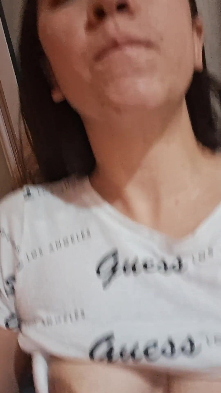 Noemileon: Une modèle latina chilienne amateur à gros nichons joue avec son...