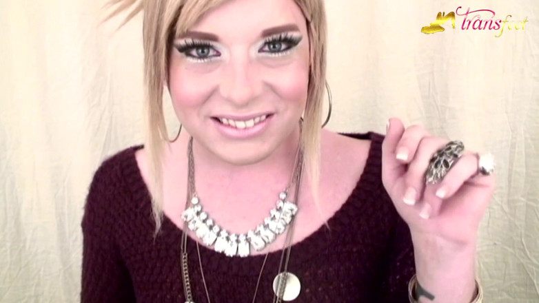 Trans and Cross-Dressers Feet: Blonde tranny Mallory and her beautiful pink nails