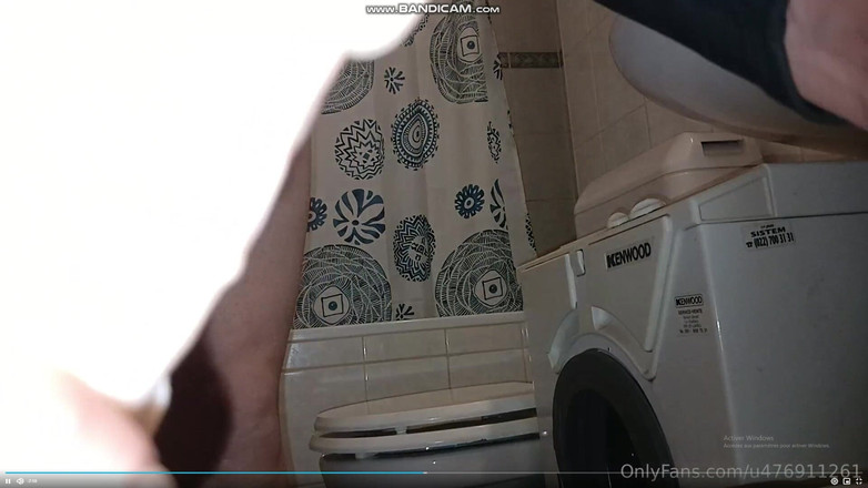 Nelly Geneva: セクシーなネリー・ソロがバスルームでおもちゃを持っている