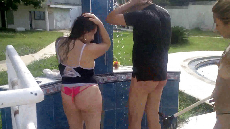 Femdom Austria: Бить их под душем