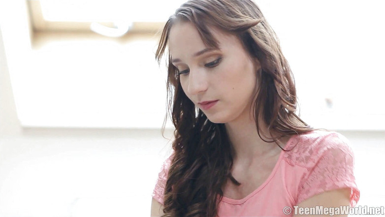 Teen Mega World: Người đẹp Lida chơi với âm hộ của cô ấy