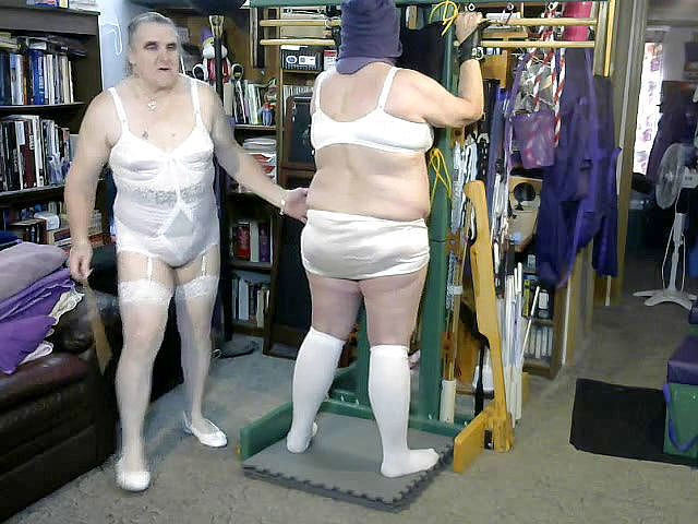 Mistress Jamie's Dungeon: Kroppsstraffsession med älskarinnan Jamie &amp; Sissy Denise på piskande träd