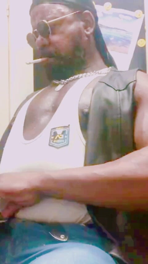 Black smoking muscle stepdad: 肌肉壮男皮革牛仔靴吸烟独奏 titpig