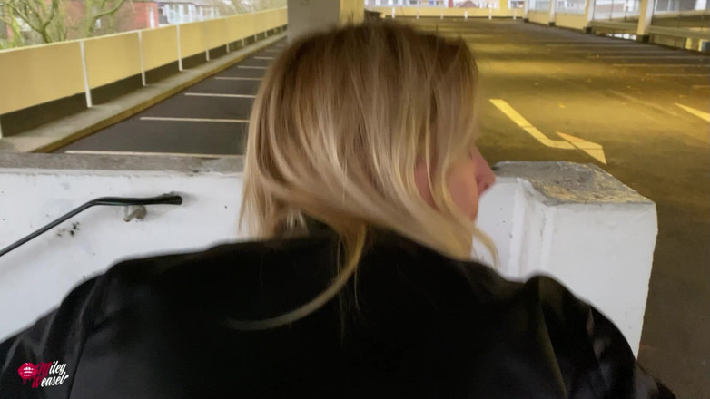 Miley Weasel: Мила блондинка сука дистанційно керована на публіці!!