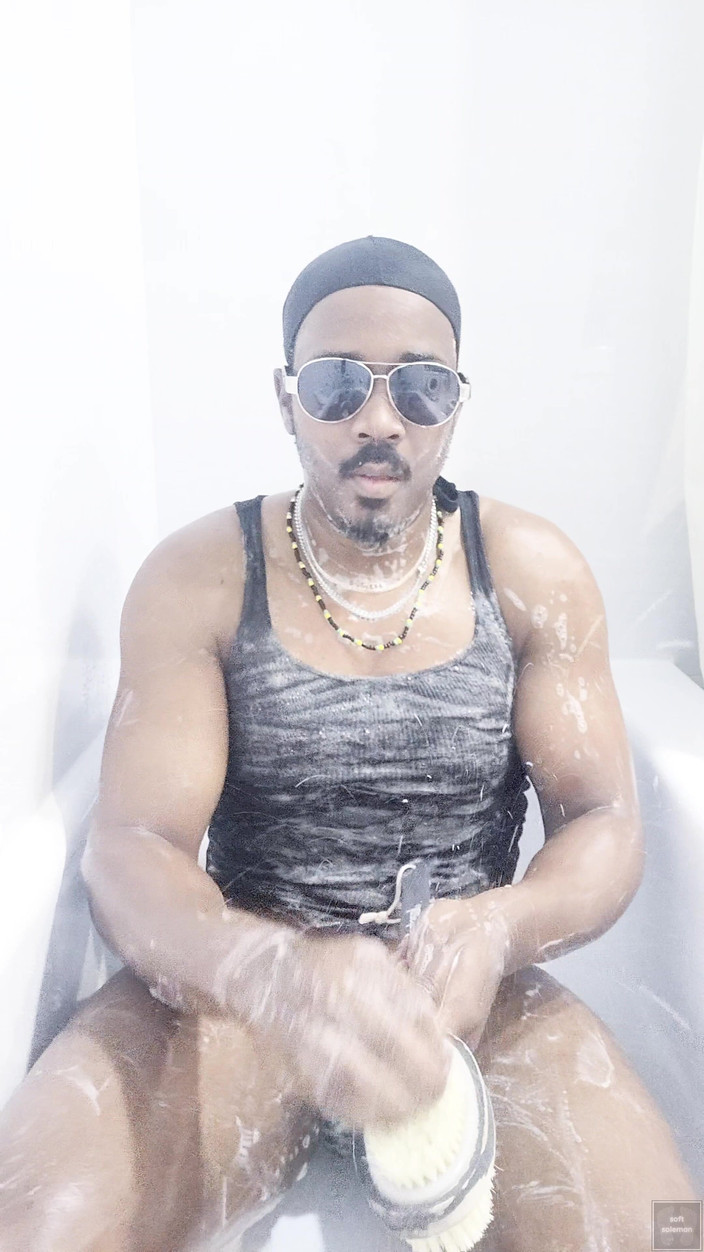 Soft Soleman: Aku lagi asik cuci badan di kamar mandi 5