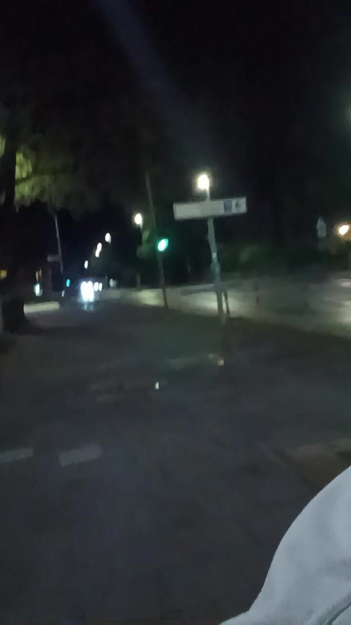 SissyschlampeVanessa: maricas se masturba arriscadamente na rua em público