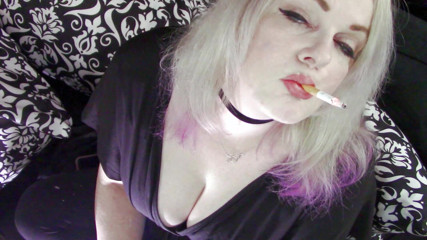Smoke Temptress Annie Vox - Smoking Fetish: 黒いドレスに赤をぶら下げる
