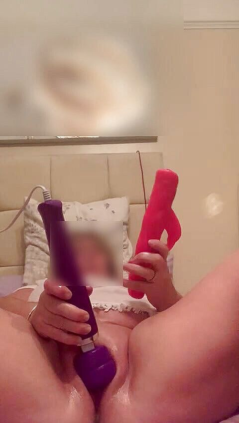 Julie Cunningham: 朱莉坎宁安手淫在网络摄像头高潮