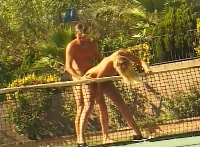 Public Lust: Ragazza bionda che gioca con il suo uomo fuori