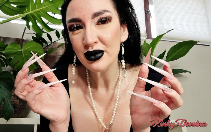 KinkyDomina: Schwarzer lippenstift, weiße lange nägel, göttin wichsanleitung