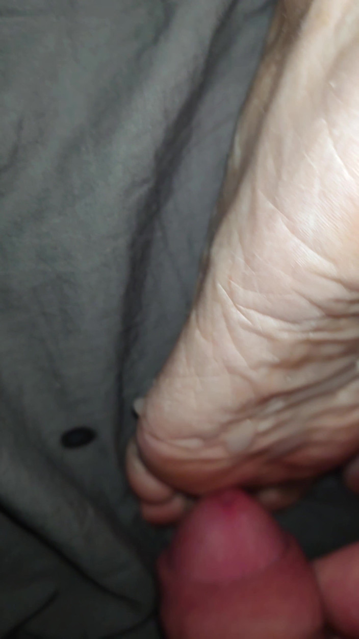 Goldschatz59: Nylonjunge Inseminates the Soles of My Old Feet