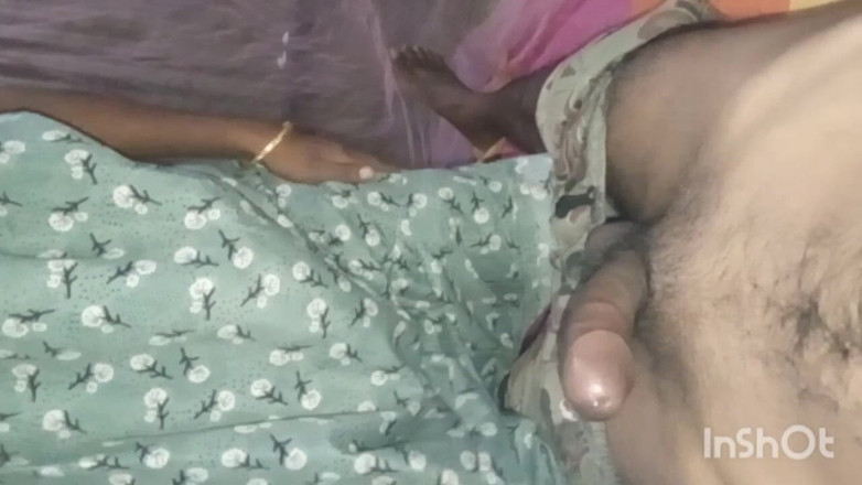 AmpleOunce283: La gordita bhabhi hoy vestía diferentes atuendos, chupó la polla...