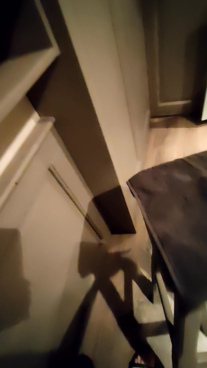 LcDream: コンドームをつけたバースツールの上で小さなチンコが射精