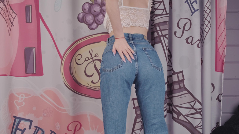 Eva Deva: エヴァはジーンズにおしっこをかけて、濡らしてしまった