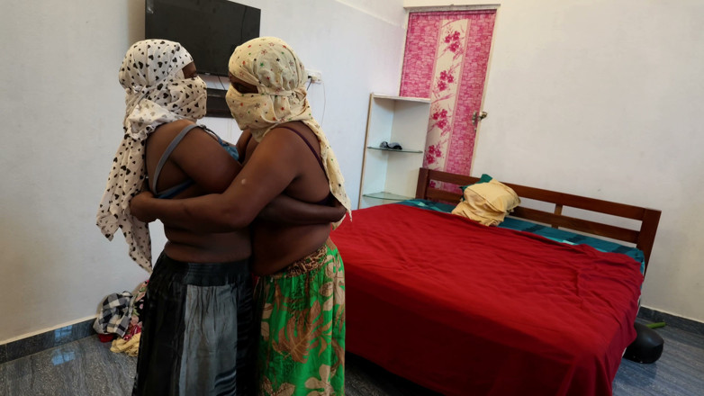 Tamilmalkova3: Deur lesbiennes zitten vast
