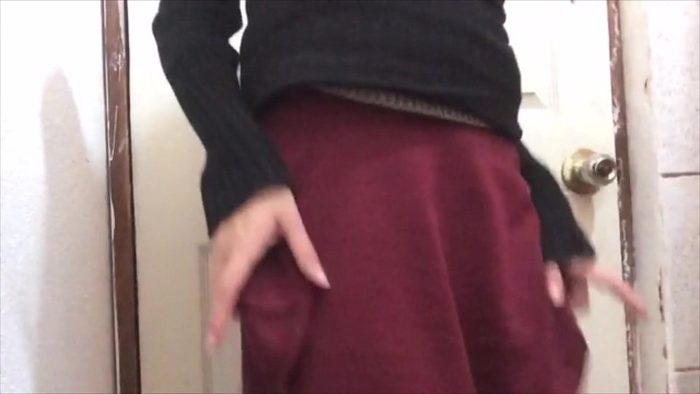 Adorable Teen: Zvedám krátkou sukni, abych vám ukázal můj bohatý hýždě a...