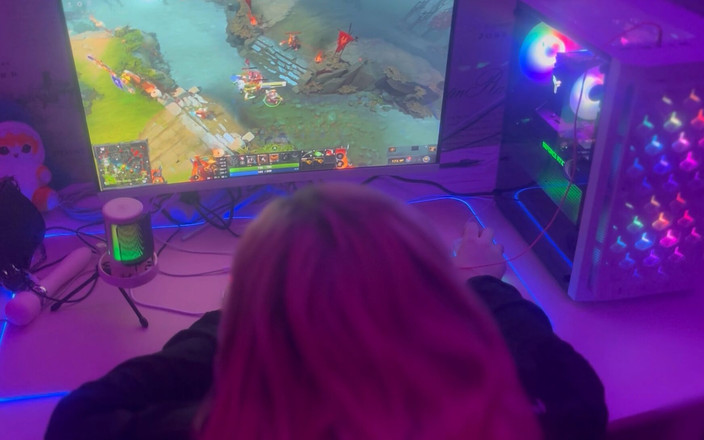 promqueen: Gamer girl é fodida enquanto joga