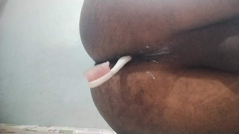 Sexy_PK_BOttom: Mi metto un pennello nel buco del culo e mi...