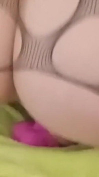 Nadržená MILFka šuká kundičku velkým dildo orgasmy v sexy punčochách