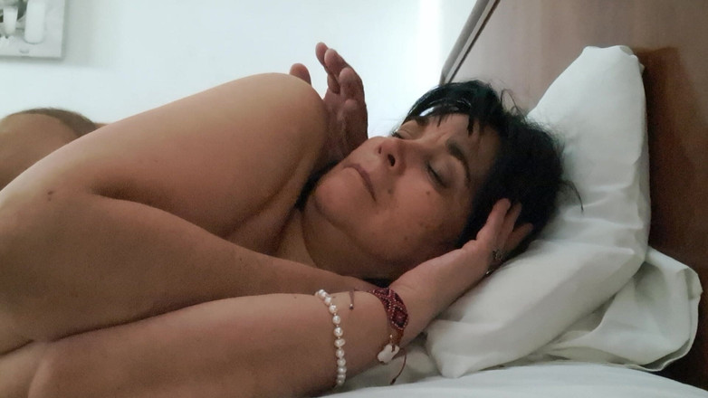 Mommy big hairy pussy: MILF riceve carezze e un colpo anale duro ma intenso