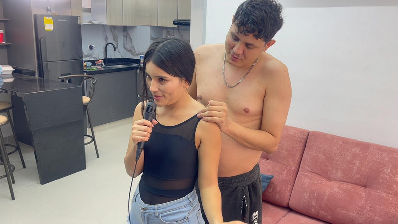 JazminPalvin: Pomáhám své malé nevlastní sestru s lekcemi jejího zpíjení a...