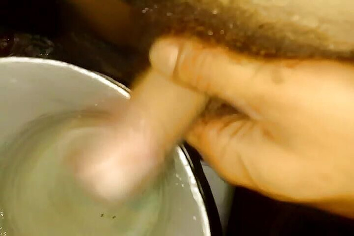 Gangbang straight: Cewek amatir kencing di dalam ember