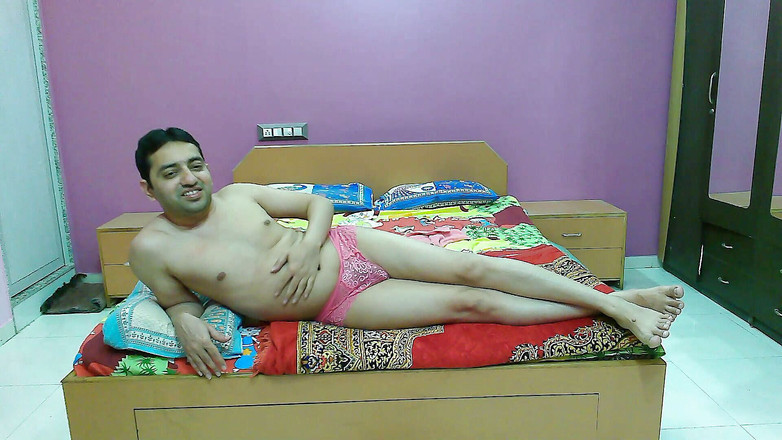 Cute & Nude Crossdresser: Sadece sevimli pembe dantelli külotlu seksi kadın kılıklı travesti kadın...