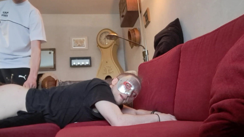 Oznob Oznofla: Бою выпороли на руки, ступни и задницу в любительском видео